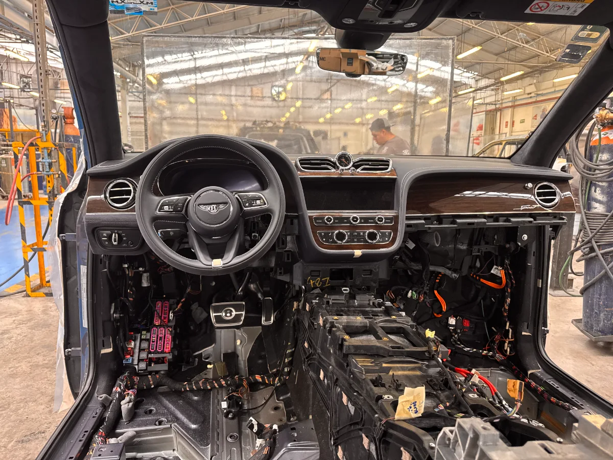 Interior de un Bentley durante el proceso de blindaje